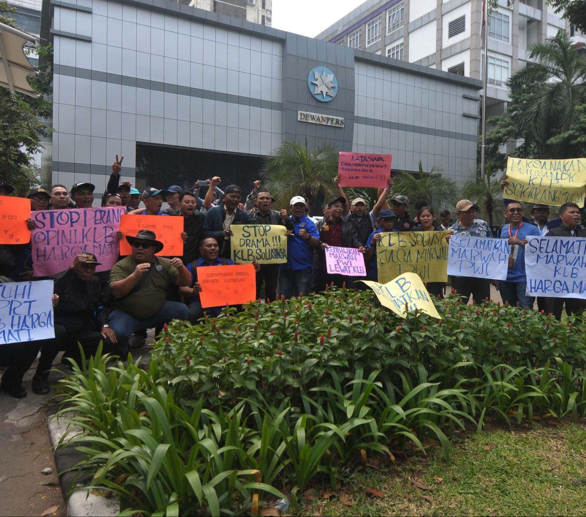 Puluhan anggota Persatuan Wartawan Indonesia (PWI) berunjuk rasa di depan Kantor Dewan Pers,&nbsp;Jakarta, Selasa (23/7/2024). Dalam aksinya, mereka mendesak PWI untuk segera menggelar Kongres Luar Biasa (KLB) untuk&nbsp;mengembalikan marwah organisasi te