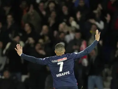 Pemain Paris Saint-Germain, Kylian Mbappe, melakukan selebrasi setelah mencetak gol ke gawang Rennes pada laga Semifinal Piala Prancis di Stadion Parc des Princes, Rabu (3/4/2024). PSG menang dengan skor tipis 1-0. (AP Photo/Thibault Camus)