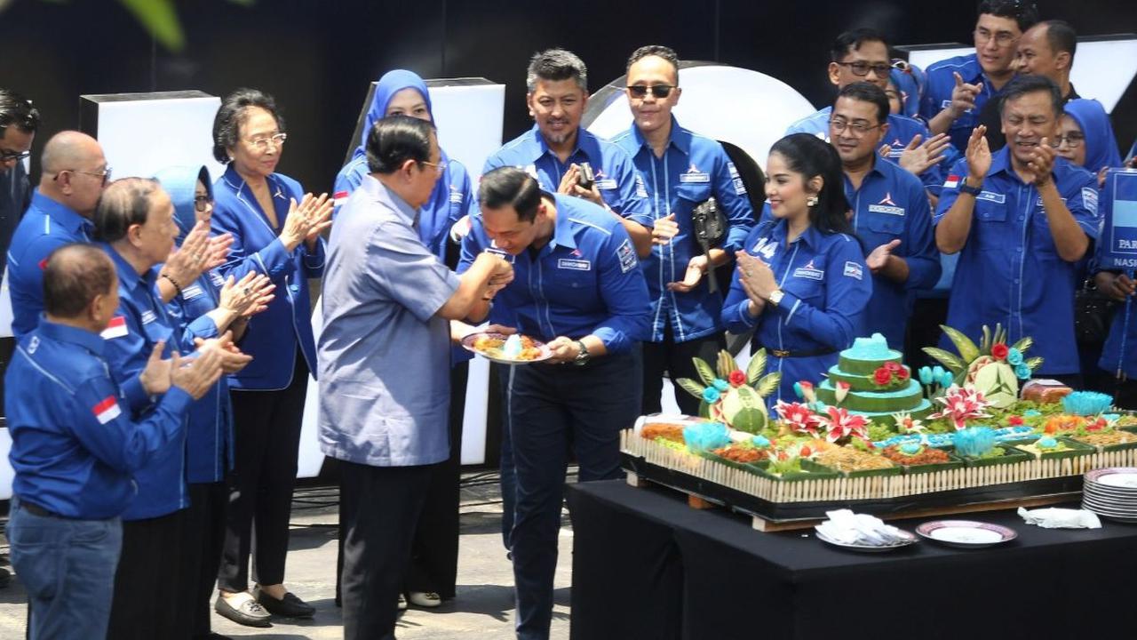 FOTO: Tradisi Potong Tumpeng Meriahkan HUT ke-75 SBY dan Syukuran Partai Demokrat ke-23 Tahun di Menteng