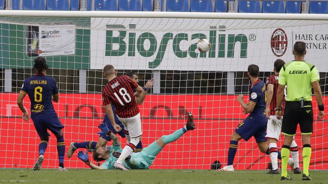 Pemain AC Milan Ante Rebic mencetak gol ke gawang AS Roma pada pertandingan Serie A di Stadion San Siro, Milan, Minggu (28/6/2020). AC Milan naik ke posisi 7 klasemen dengan 42 poin usai mengalahkan AS Roma 2-0. (AP Photo/Luca Bruno)