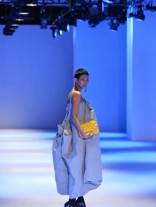 Kali ini Byo mengangkat material kulit yang memanfaatkan kulit sisa produksi menjadi sebuah karya khasnya. (Foto: Fimela.dok/ Adrian)