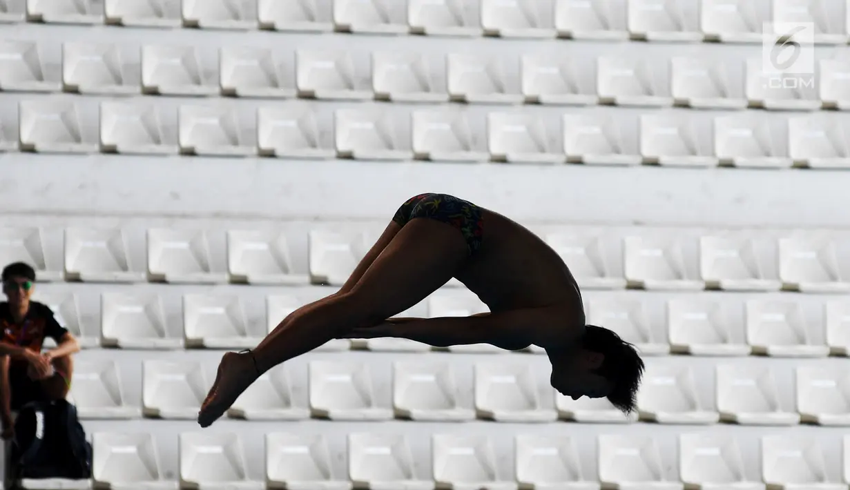 Aksi seorang atlet loncat indah saat bersaing dalam babak penyisihan nomor springboard 3m putra Asian Games 2018 di arena Aquatic Centre, GBK, Jakarta, Jumat (31/8).(merdeka/Imam Buhori)