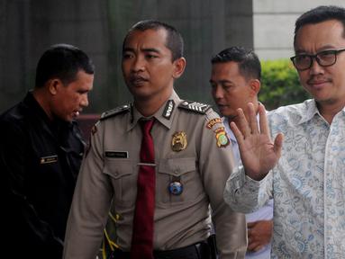 Menpora Imam Nahrawi, menyapa wartawan saat tiba di Gedung KPK, Jakarta, Kamis (24/1). Dirinya diperiksa sebagai saksi untuk tersangka Sekjen KONI, Ending Hamidy, terkait suap dana hibah dari Kemenpora ke KONI. (Merdeka.com/Dwi Narwoko)