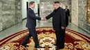 Pemimpin Korut Kim Jong-un bersalaman dengan Presiden Korsel Moon Jae-in (kanan) sebelum menggelar pertemuan di Panmunjom Korea Utara (26/5). (South Korea Presidential Blue House/Yonhap via AP)