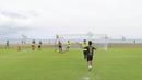 Sejumlah pesepak bola cilik bermain bola di Training Ground Bali United, Gianyar, Senin (28.03/2022). Mereka tampak senang menjajal lapangan latihan Bali United yang berada di pinggir pantai. (Bola.com/ M Iqbal Ichsan)