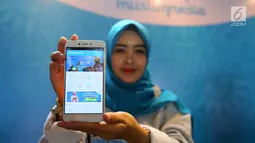 Model menunjukkan aplikasi Muslimnesia saat peluncuran di Jakarta, Jumat (3/5/2019). Muslimnesia hadir menjadi referensi andal kebutuhan belajar dan mendalami ilmu agama melalui fitur unggulan seperti radar halal, kajian dan cari masjid. (Liputan6.com/Fery Pradolo)