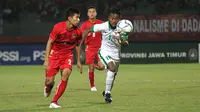 Penyerang sayap kiri Timnas Indonesia U-16, Supriadi, saat melawan Myanmar di matchday kedua penyisihan Grup A Piala AFF U-16 2018 di Stadion Gelora Delta, Sidoarjo, Selasa (31/7/2018). (Bola.com/Aditya Wany)
