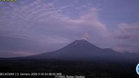Gunung Semeru Kembali Erupsi Senin Pagi 10 November 2025, Tinggi Letusan 800 Meter di Atas Puncak