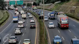 Arus lalulintas di jalan tol Jagorawi, Jakarta, Rabu (8/7/2015). Pemerintah mulai Selasa (7/7) pukul 00.00 WIB memberikan diskon tarif seluruh ruas jalan tol sebesar 25-35 persen sampai Rabu (22/7) pukul 24.00 WIB. (Liputan6.com/Faizal Fanani)
