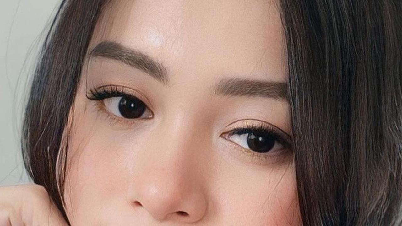 Paras cantik Ulfi pun mencuri perhatian. Ia terlihat cantik dengan makeup yang tak terlalu tebal.
