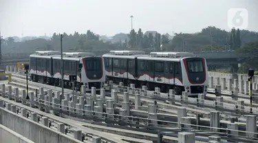 Kereta Melayang (Kalayang) atau Automatic People Mover System parkir di Depo Kalayang Bandara Internasional Soekarno Hatta, Tangerang, Banten, Rabu (19/8/2020). Hingga saat ini, PT Angkasa Pura II masih menghentikan layanan Kalayang untuk mengantisipasi penyebaran COVID-19. (merdeka.com/Dwi Narwoko)