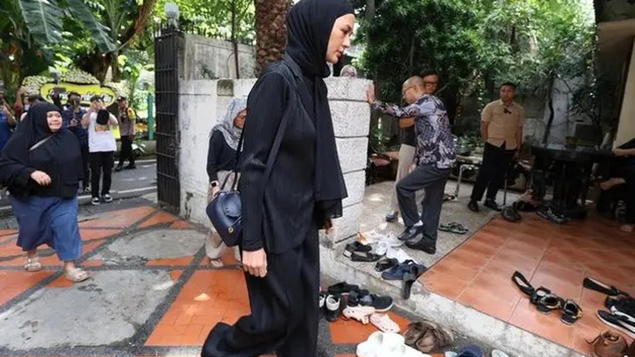7 Potret Paula Verhoeven Melayat Ayah Baim Wong, Lepas Kepergian Mertua