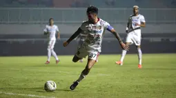 Striker Bali United, Stefano Lilipaly, melepaskan tendangan ke arah gawang Tira Persikabo pada laga Shopee Liga 1 di Stadion Patriot Pakansari, Bogor, Kamis (15/8). Bali menang 2-1 atas Tira Persikabo. (Bola.com/Yoppy Renato)