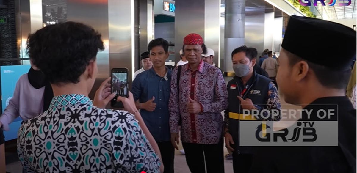 Salut, Hercules Ajak Keluarga Umrah di Bulan Suci Ramadan di Bandara Banyak yang Minta Foto