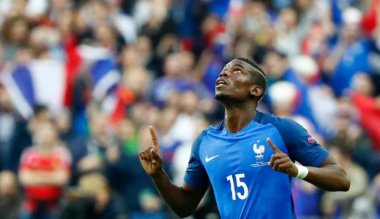 Gelandang Prancis, Paul Pogba melakukan selebrasi usai mencetak gol kegawang Islandia pada perempat final Piala Eropa di Stade Velodrome, Perancis, (3/7). Prancis melaju ke Semifinal usai menang atas Islandia dengan skor 5-2. (REUTERS/Christian Hartmann)