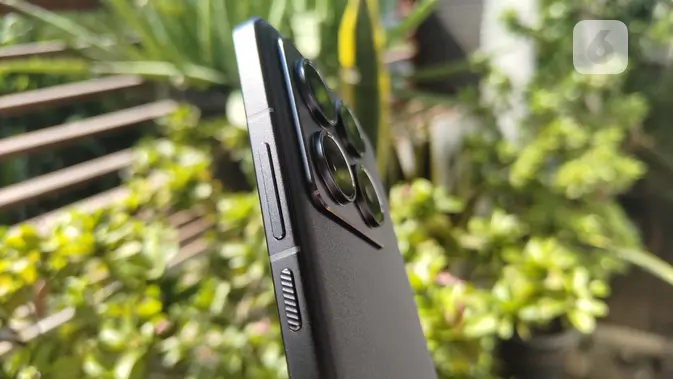 <p>Penampakan Xiaomi 14T Pro yang siap meluncur di Indonesia. (Liputan6.com/Agustinus M. Damar)</p>