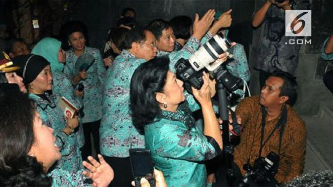 Ani Yudhoyono mengenakan motif Lawang Sewu Ngawang dari Sanggar Batik Semarang 16 saat memotret di sela-sela  peresmian renovasi gedung Lawang Sewu 2011. (foto: Liputan6.com/dok.sanggar batik semarang16/edhie prayitno ige)