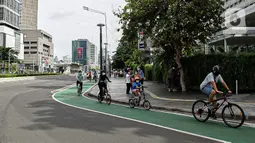 Sejumlah warga bersepeda di Bundaran HI, Jakarta, Minggu (2/1/2022). Meski hari bebas kendaraan bermotor atau car free day (CFD) ditiadakan, warga masih banyak yang beraktivitas di kawasan Sudirman-Thamrin. (Liputan6.com/Faizal Fanani)
