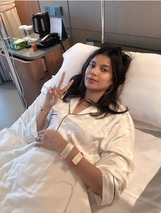 Usai menghabiskan cairan infus dan injeksi obat, selang sehari, Sabrina Chairunnisa diperbolehkan pulang ke rumah. Namun ia harus melakukan penyesuaian dengan pencernaan tubuhnya. Kini istri Deddy Corbuzier itu sudah berada di rumah, ia mengunggah potret kebersamaan dengan anjing lucunya. (Liputan6.com/IG/@sabrinachairunnisa)
