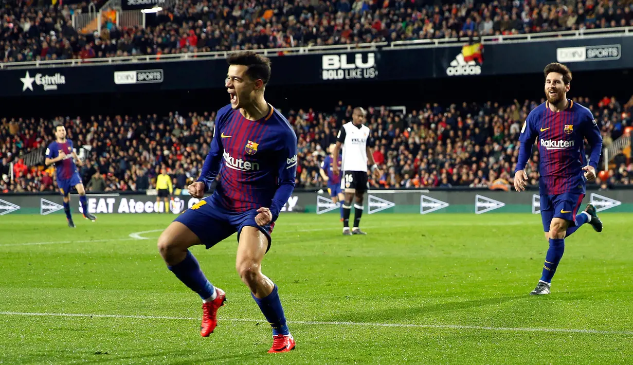 Pemain Barcelona Philippe Coutinho melakukan selebrasi usai mencetak gol ke gawang Valencia dalam pertandingan Copa del Rey di stadion Mestalla di Valencia (8/2). Barcelona menaklukan Valencia 2-0 di leg 2 semifinal. (AP Photo/Alberto Saiz)