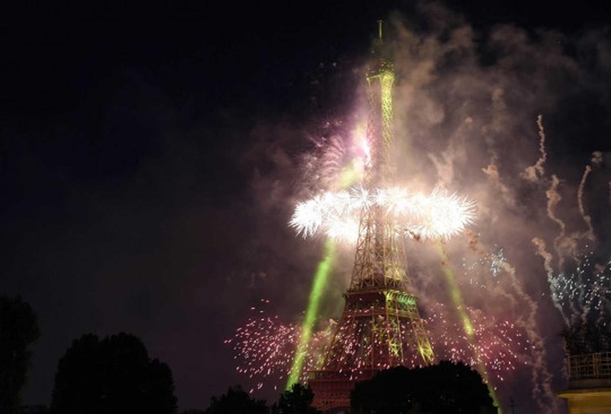 Rayakan Hari Bastille, Menara Eiffel terang benderang