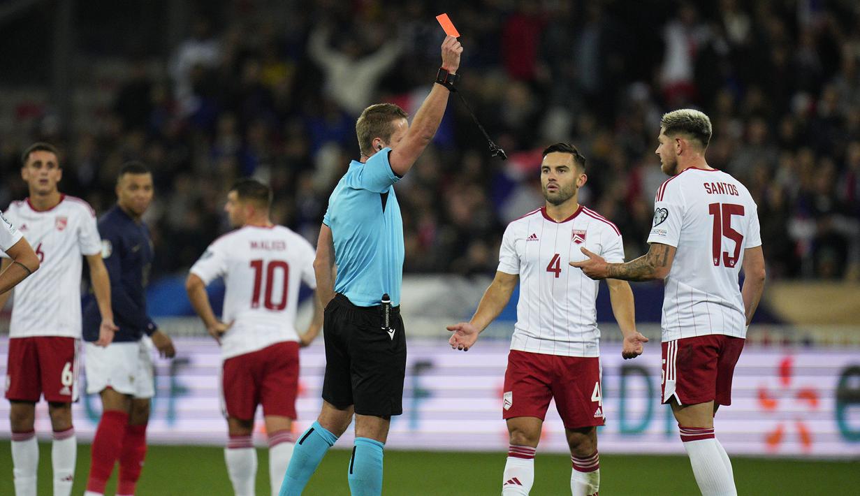 Wasit memberi kartu merah kepada bek Timnas Gibraltar, Ethan Santos setelah melakukan tekel keras terhadap gelandang Timnas Prancis, Warren Zaire-Emery pada laga lanjutan Grup B Kualifikasi Euro 2024 di Allianz Riviera Stadium, Nice, Minggu (19/11/2023) dini hari WIB. (AP Photo/Daniel Cole)