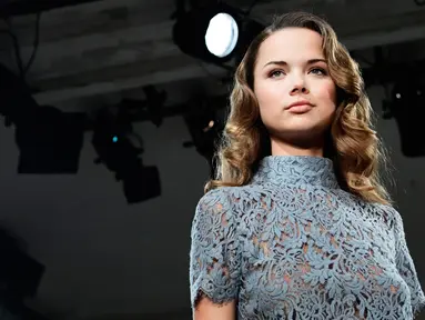 Model berpose saat membawakan busana karya desainer Jerman Ewa Herzog di Berlin Fashion Week 2017, Jerman (19/1). Berlin Fashion Week berlangsung dari tanggal 17 Januari sampai dengan tanggal 19 Januar 2017. (AFP Photo/Tobias Schwarz)