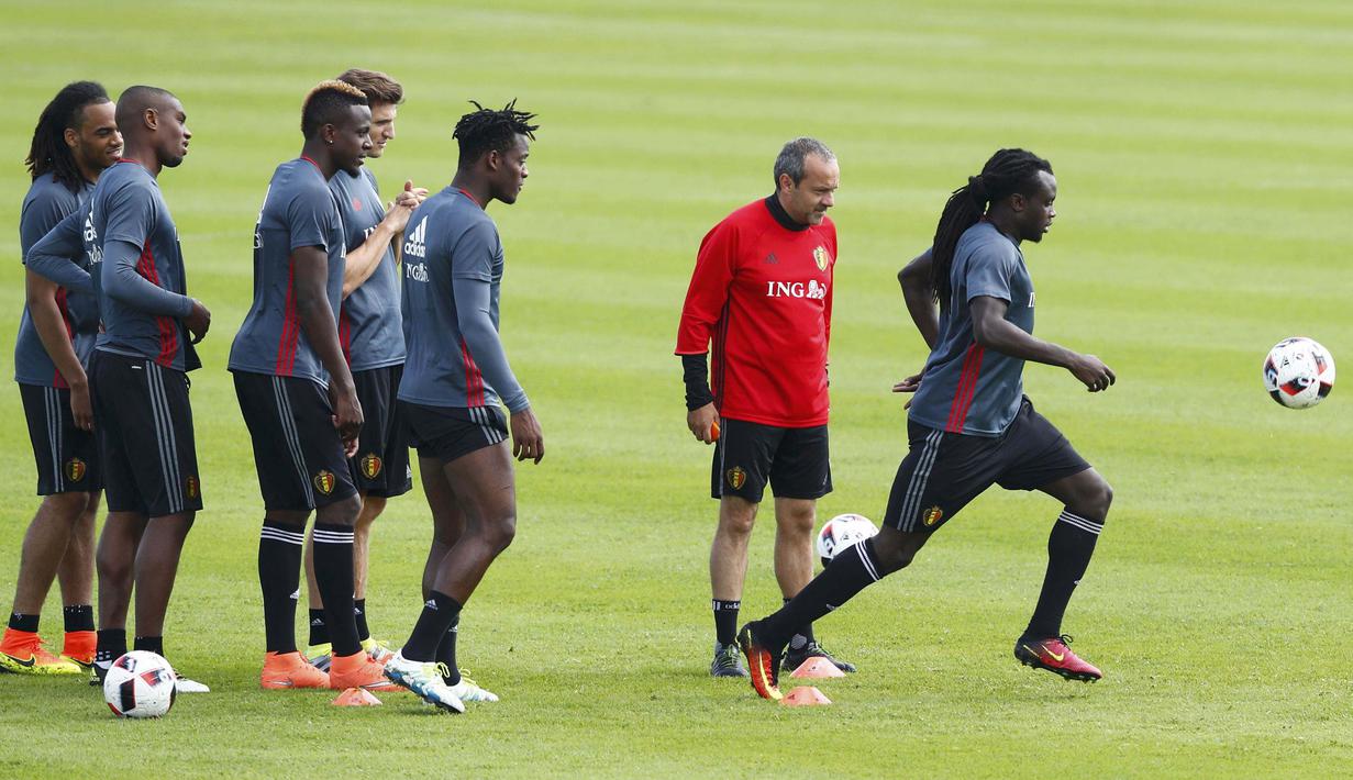 Para pemain Belgia mengikuti instruksi asisten pelatih saat sesi latihan di  Girondins de Bordeaux, Le Haillan, Prancis, (28/6/2016). (REUTERS/Regis Duvignau)