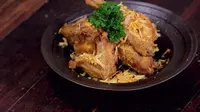 Ayam goreng Padang bisa menjadi alternatif lauk pendamping sahur dan berbuka yang mudah disiapkan. (dok. Masak.tv/Dinny Mutiah)