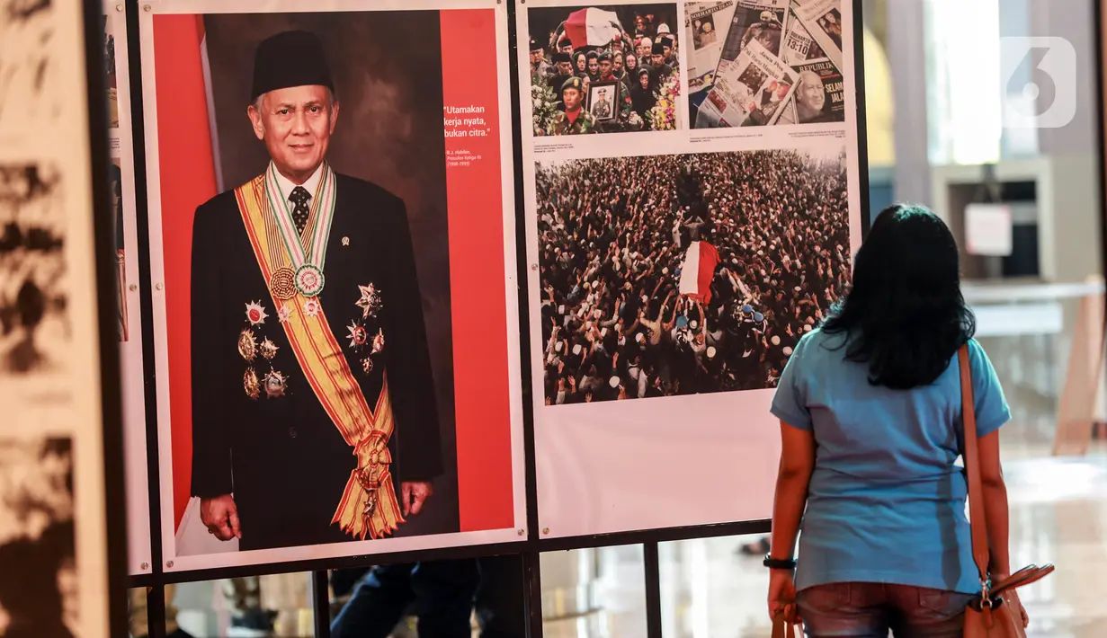 Pengunjung melihat Pameran Foto Potret 7 Presiden RI dengan tema "7 Citizen No.1" di Mall Neo Soho, Jakarta, Selasa (22/11/2022). Foto-foto yang dipamerkan merupakan foto bersejarah bagi bangsa Indonesia. (Liputan6.com/Johan Tallo)
