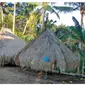 Masyarakat adat suku Blolong yang mendiami Desa Lolong, Kecamatan Nagawutung, Kabupaten Lembata, NTTmemiliki kampung adat yang berada di wilayah perbukitan tepat di belakang desa ini.