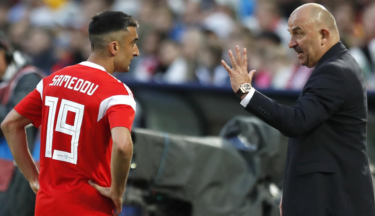 Pemain Rusia, Alexander Samedov mendengar arahan pelatih, Stanislav Cherchesov saat melawan Turki pada laga uji coba di VEB Arena stadium, Moskow, Rusia, (5/6/2018). Rusia bermain imbang 1-1. (AP/Pavel Golovkin)