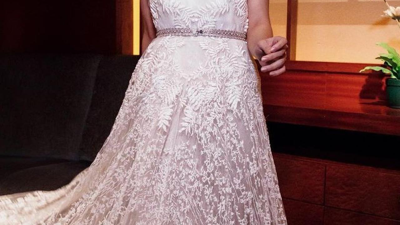Mengenakan Dress Berwarna Putih <br>