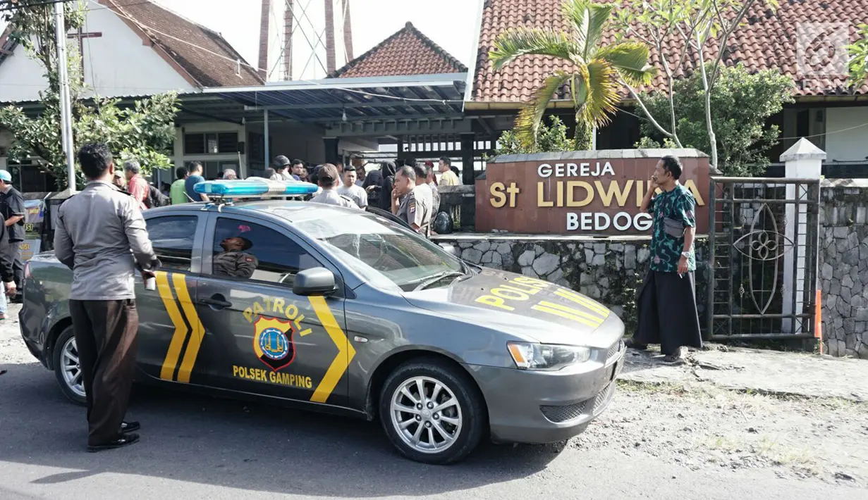 Petugas kepolisian berjaga usai penyerangan Gereja St Lidwina Bedog, Sleman, Yogyakarta, Minggu (11/2). (Liputan6.com/Arya Manggala)
