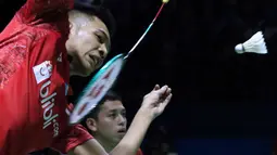 Ganda putra Indonesia, Fajar Alfian/M Rian Ardianto menahan kok dari Marcus F Gideon/Kevin Sanjaya Sukomuljo pada semifinal Indonesia Open 2018, Istora GBK, Jakarta, Sabtu (7/7). Fajar/Rian kalah 13-21, 10-21. (Liputan6.com/Helmi Fithriansyah)