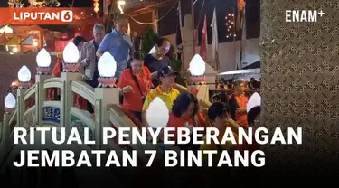 Perayaan ulang tahun dewa atau Sejit Kongco Ceng Gwan Cin Kun di Klenteng Tek Hay Kiong Kota Tegal, Jawa Tengah berlangsung meriah. Salah satu kegiatan dalam perayaan ini adalah ritual penyeberangan Jembatan Tujuh Bintang atau Pai Tou.