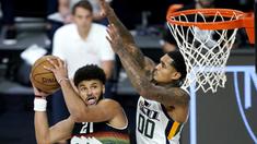 Pemain Denver Nuggets, Jamal Murray, berusaha mencetak poin saat menghadapai Utah Jazz pada ronde pertama playoff NBA musim 2020 di The Field House, Florida, Selasa (18/8/2020). Denver Nuggets menang 135-125 atas Utah Jazz. (AFP/Ashley Landis/Pool/Getty Images)