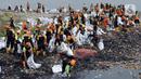 Ratusan karung untuk wadah mengangkut sampah disedia oleh Dinas Lingkungan Hidup. Sampah-sampah dipindahkan secara estafet. (merdeka.com/Imam Buhori)