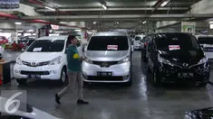 Seorang lelaki melintas di depan mobil bekas yang dijual di WTC Mangga Dua, Jakarta, Kamis (6/10). Pedagang mobil bekas di lokasi tersebut mengakui alami penurunan penjualan di bulan ini. (Liputan6.com/Angga Yuniar)