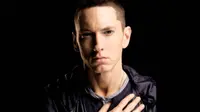 Eminem adalah rapper, penulis lagu, produser rekaman, dan aktor berkebangsaan Amerika Serikat. 