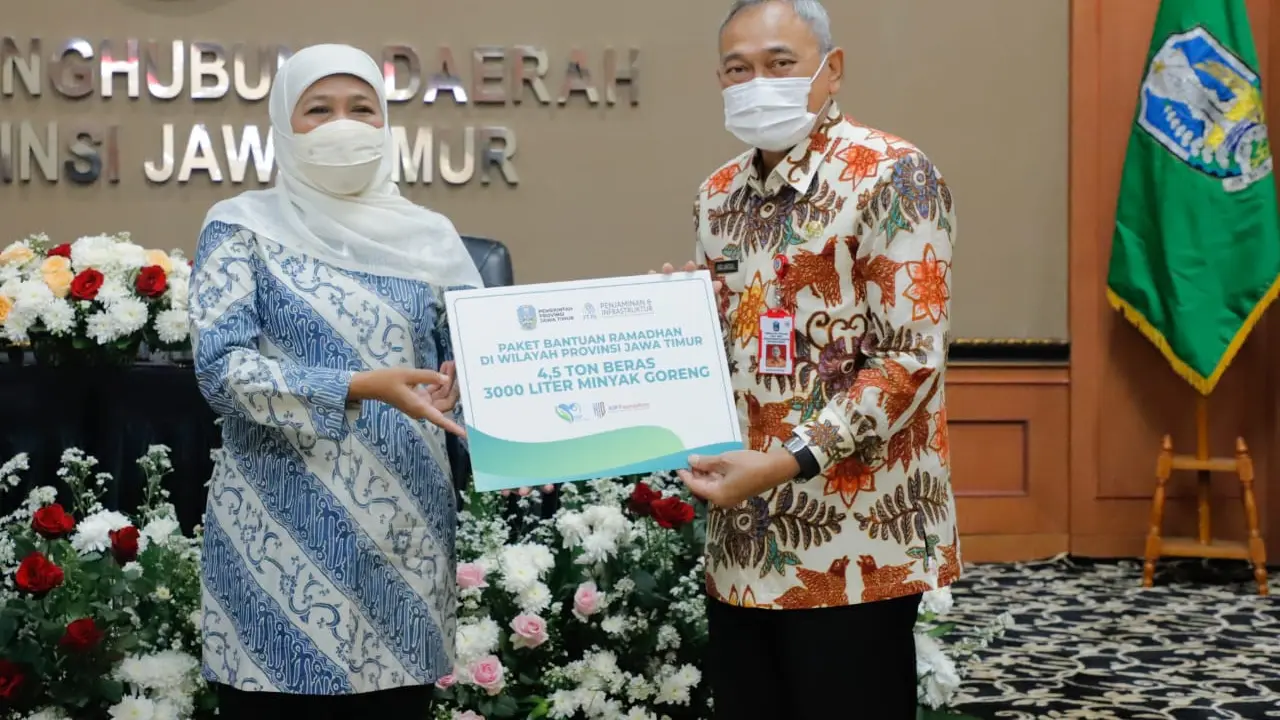 PT. PII (Penjaminan & Infrastruktur Indonesia) menyerahkan bantuan secara simbolis kepada Gubernur Jatim, Khofifah Indar Parawansa. (Istimewa).