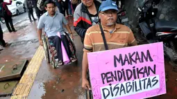 Dalam Aksinya Mereka menuntut syarat yang tak mengizinkan penyandang disabilitas mendaftar SNMPTN 2014 untuk jurusan tertentu dihapuskan (Liputan6.com/JohanTallo).