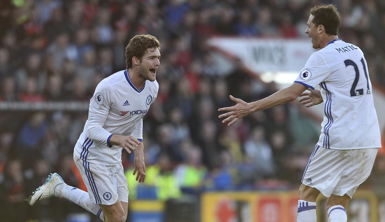 Bek Chesea Marcos Alonso (kiri) adalah pemain Spanyol yang masuk dalam tim utama Antonio Conte, Alonso  bermain sebanyak 35 kali dan telah mencetak enam gol untuk The Blues. (AFP/Glyn Kirk) 