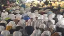 Para jemaah berdoa dan berzikir bersama para ulama Masjid An Nur Empang, Bogor di malam 21 Ramadan 1446 Hijriah untuk mendapatkan berkah malam Lailatul Qadar. (merdeka.com/Arie Basuki)