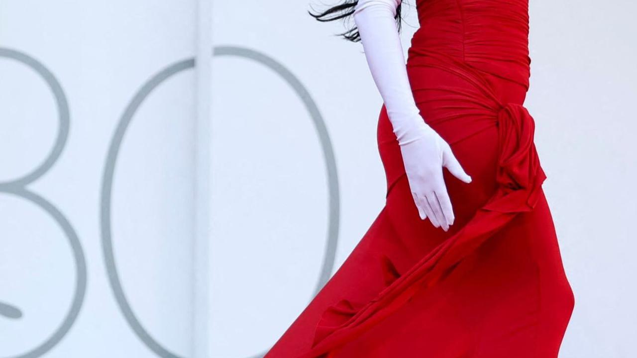 Georgina Rodriguez  tampil sensasional dalam balutan gaun berwarna merah yang panjang.