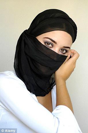 Ilustrasi wanita Arab Saudi yang menggugat cerai suami karena suami pendek | Photo: Copyright dailymail.co.uk