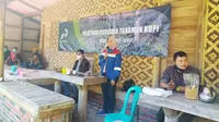 Juru Bicara PGE Area Karaha Asmaul Husna memberikan materi mengenai CSR perusahaan termasuk soal kegiatan budidaya kipi Arabika Sukahurip, di kaki gunung Talaga Bodas, Kecamatan Pangatikan, Garut, Jawa Barat. (Liputan6.com/Jayadi Supriadin)