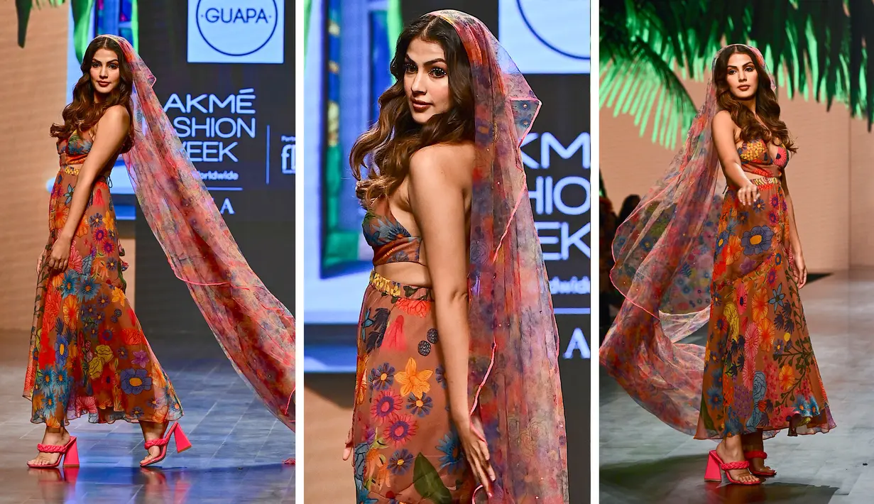 Foto kolase Rhea Chakraborty saat mempersembahkan kreasi desainer Guapa selama FDCI X Lakme Fashion Week di Mumbai pada 14 Oktober 2022. (AFP/Sujit Jaiswal)