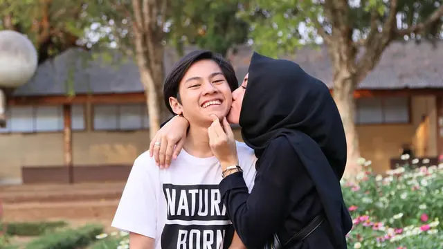 Sering Dikira Pacar, Ini 6 Momen Kebersamaan Rey Bong dan Kakak