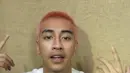 Tak disangka-sangka, ternyata rambut Abidzar yanga walnya berwarna hitam, kini menjadi pink. [instagram/abidzar73]